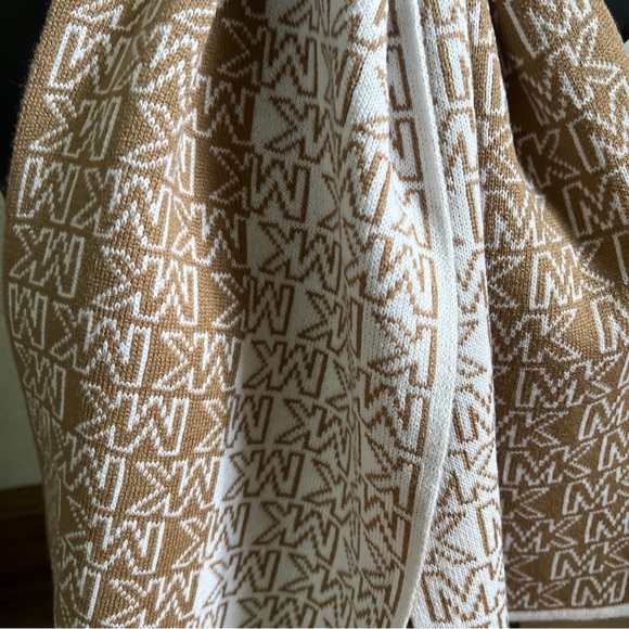 Nwt Michael Kors MK Print Tan White Scarf Ladies MSRP $58 - Picture 4 of 5